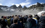 Des personnes assistent Ă la "mort" du glacier Pizol dans l'est de la Suisse, le 22 septembre 2019