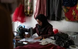 La couturière Rahima Alavi brode à la machine à coudre une écharpe dans sa boutique à Bamiyan, le 26 janvier 2026 en Afghanistan