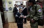 L'écolier Ivan examine une douille au musée de l'école après une cérémonie organisée par des mouvements patriotiques locaux pour le récompenser des dessins, messages et cadeaux qu'il a envoyés aux soldats russes participant à l'action militaire en Ukraine, le 24 janvier 2025 à Istra, au nord-ouest de Moscou