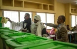 Des Mauritaniens participent à un scrutin dans un bureau de vote à Nouakchott, en Mauritanie, le 13 mai 2023