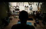 Un soldat ukrainien du bataillon de drones du 225e régiment d'assaut séparé travaille dans un atelier tenu secret, le 12 juin 2025 