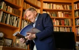 Le Franco-Américain Jacques-André Istel, dans le bureau de son village, Felicity, en Californie, le 11 avril 2023