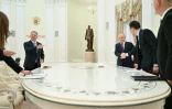 Le président russe Vladimir Poutine (4e d) et l'émissaire américain Steve Witkoff (g), le 25 avril 2025 à Moscou