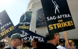 Des membres du syndicat SAG-AFTRA en grève devant les studios de la Warner Bros., le 26 septembre 2023 à Burbank, en Californie