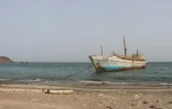 Un bateau à l'ancrage sur une plage du détroit de Bab el-Mandeb en mer Rouge, sur la côte sud-ouest du Yémen, le 24 juillet 2026