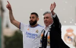 L'attaquant français Karim Benzema et l'entraineur italien Carlo Ancelotti du Real Madrid, lors de la célébration du 35e titre de champion d'Espagne, le 30 avril 2022 à Madrid, après la victoire à domicile contre l'Espanyol