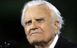 Le pasteur évangéliste Billy Graham, décédé le 21 février 2018, s'adresse à la foule dans un stade de Kansas City le 7 octobre 2004

