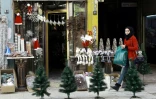 Une boutique de la ville syrienne de Qamichli ornée de décorations de Noël, le 19 décembre 2016