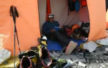 Le guide Ang Tshering Lama se repose dans sa tente du camp de base de l'Everest le 23 avril 2018