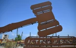 Une installation en métal représentant le marteau de la justice, près du port de Beyrouth le 1er août 2025, à quelques jour de l'anniversaire de l'explosion dévastatrice du 4 août 2020
