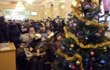 Des gens font la queue dans les bureaux de l'opérateur mobile Fenix à Donetsk, dans l'Est séparatiste prorusse de l'Ukraine, le 15 janvier 2018