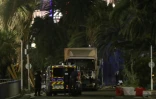 Des policiers devant le camion qui a foncé sur la foule rassemblée sur la Promenade des Anglais le 14 juillet 2016 à Nice