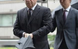 Carlos Ghosn (g) arrive au tribunal à Tokyo pour une audience judiciaire, le 24 juin 2019