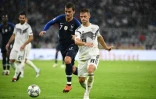 L'attaquant des Bleus Antoine Griezmann (g) à la lutte avec le milieu allemand Joshua Kimmich en Ligue des nations, le 6 septembre 2018 à Munich