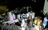 Des secouristes et des habitants recherchent des victimes dans les débris de maisons effondrées à Dolari, ddans la province montagneuse de Khyber Pakhtunkhwa, au nord du Pakistan, le 18 août 2025