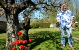 Roberte Loiselet, 88 ans, dans le jardin de sa maison avec son fils Christophe Loiselet, le 9 avril 2020 à Illiers-Combray, en Eure-et-Loir