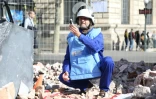 Démonstration de recherche de mine antipersonnel lors de la pyramide de chaussures organisée par Handicap international place de la République à Paris, le 29 septembre 2018