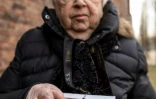 Une survivante de l'Holocauste, Miriam Ziegler, montre une photo d'elle et d'autres prisonniers du camp nazi d'Auschwitz-Birkenau