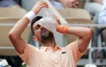 Novak Djokovic tente de se rafraîchir avec une poche de glace, le 29 mai 2026 à Roland-Garros