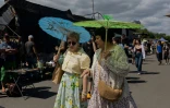 Des visiteuses au marché aux puces de Potchaïna endommagé par une frappe russe, le 9 août 2026 à Kiev, en Ukraine