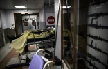 Un malade attend sur un bracard aux urgence de l'Hôpital Andrté Gragoire à Montreuil (Seine-St-Denis) le 15 octobre 2020 