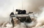 Un véhicule blindé de l'armée israélienne dans le sud d'Israël le long de la frontière avec la bande de Gaza, le 11 juin 2025