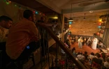 Un groupe de musiciens pratique le zar dans un centre culturel du Caire le 27 avril 2022