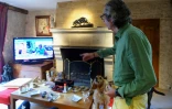 Patrick Balkany regarde les informations télévisées sur sa sortie de prison, chez lui à Giverny, le 5 août 2022 dans l'Eure