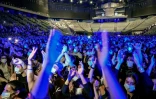 Des spectateurs au concert du DJ Etienne de Crécy, en première partie avant Indochine, le 29 mai 2021 à Bercy à Paris