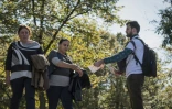 Un militant distribue des tracts appelant à voter "oui" au référendum sur l'interdiction du mariage gay, le 3 octobre 2018 à Bucarest, en Roumanie