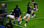 La joie de l'arrière Stuart Hogg, après la victoire de l'Ecosse, 27-23 face à la France, grâce à un essai marqué à la dernière minute par l'ailier Duhan van der Merwe, lors du Tournoi des Six nations, le 26 mars 2021 au Stade de France à Saint-Denis