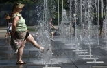 Une femme se rafraîchit les pieds dans une fontaine à Colmar, pendant un épisode de canicule, le 21 août 2023 dans le Haut-Rhin