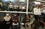 Manifestants contre le décret anti-immigration et passagers musulmans attendant à l'aéroport de Dallas-Fort Worth, le 28 janvier 2017 à Dallas