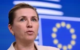 La Première ministre danoise Mette Frederiksen s'exprime lors d'une conférence de presse à Bruxelles, en Belgique, le 19 décembre 2025