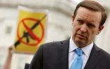 Le sénateur américain Chris Murphy, qui tente de trouver un compromis sur un meilleur encadrement des armes à feu, au Congrès, le 26 mai 2022