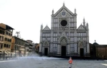 Désinfection du parvis de la basilique Santa Croce, le 21 mars 2020 à Florence