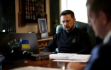 Photo diffusée par le service de presse présidentiel ukrainien, le 21 avril 2025, du président ukrainien Volodymyr Zelensky attendant un appel téléphonique avec le Premier ministre britannique Keir Starmer, dans son bureau à Kiev