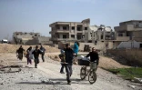 Des civils fuient la ville de Beit Sawa, en Ghouta orientale, à l'est de Damas, le 4 mars 2018 