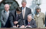 Le 13 septembre 1993, alors ministre des affaires étrangères d'Israël, Shimon Peres (assis) signe l'historique Accord d'Oslo à la maison Blanche sous le regard de gauche à droite du Premier ministre israélien Yitzhak Rabin, du président américain Bill Clintonet du leader palestinien Yasser Arafat