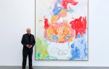 L'artiste allemand Georg Baselitz devant son œuvre de 2013 "Blawl Rellief" (rau will mecht nich mehrt) lors de l'exposition "Farewell Bill" à la galerie Gagosian de Londres, le 13 février 2014