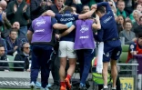 Antoine Dupont (C) sort du terrain après s'être blessé au genou gauche, le 8 mars 2025 à Dublin lors du match du Tournoi des six nations contre l'Irlande