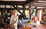 Dorothea Barron, 100 ans, vétérane britannique de la Seconde Guerre mondiale, dans le salon de son cottage, près de Harlow, le 31 mars 2025 au nord de Londres