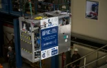 Un dispositif cryogénique portable, rempli d'un nuage de 92 antiprotons, est transféré sur un camion, lors d'un essai réussi du premier système de transport d'antimatière au monde par la route, sur le campus du Cern, à Meyrin, près de Genève, le 24 mars 2026 en Suisse