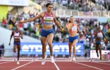 L'Américaine Sydney Mclaughlin franchit largement en tête la ligne d'arrivée de la finale du  400 m haies aux Championnats du monde d'athlétisme à Eugene, aux Etats-Unis, le 22 juillet 2022