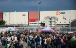 Les employés en grève de la centrale nucléaire de Gravelines devant l'établissement le 15 septembre 2026, dans le Nord