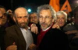 Can Dundar, rédacteur en chef du quotidien turc Cumhuriyet, et Erdem Gül, son chef de bureau à Ankara, à leur libération de prison le 26 février 2016 à Istanbul