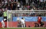 Le meneur de jeu péruvien Christian Cueva (g) voit son penalty passer par-dessus la cage du Danemark à Saransk, le 16 juin 2018