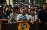 Des fans attendent à l'extérieur de l'hôtel les joueurs de la NBA qui doivent disputer un match de présaison entre les Nets et les Lakers, à Shanghai, le 9 octobre 2019