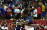 Frank Ntilikina et Mathias Lessort savourent la victoire des Bleus sur les Etats-Unis au Mondial de basketball Ă Dongguan, le 11 septembre 2019