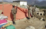 Des soldats installent des tentes pour les rescapés d'un puissant séisme, le 27 octobre 2015 à Lower Dir, au Pakistan
